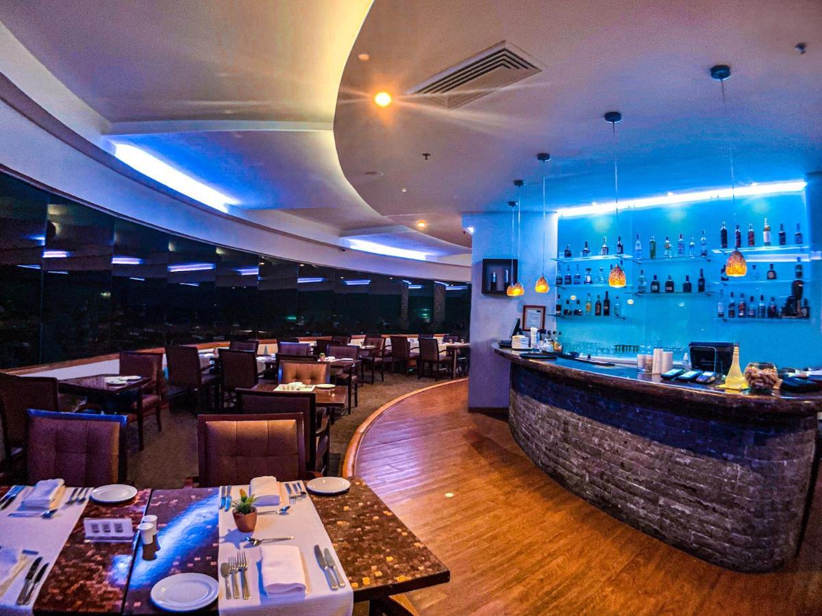 Hotel Dann Carlton Barranquilla Y Centro De Convenciones Eksteriør bilde The bar at the 360° Restaurant
