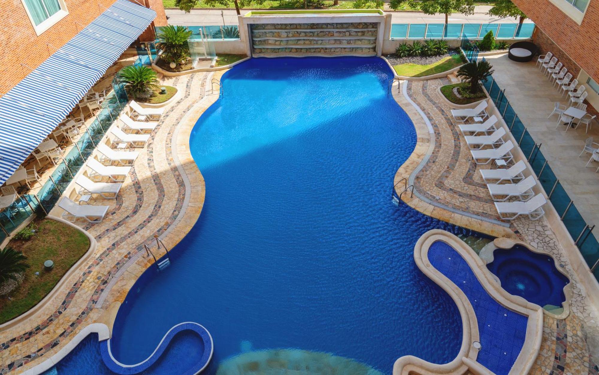 Hotel Dann Carlton Barranquilla Y Centro De Convenciones Eksteriør bilde Swimming pool at the hotel
