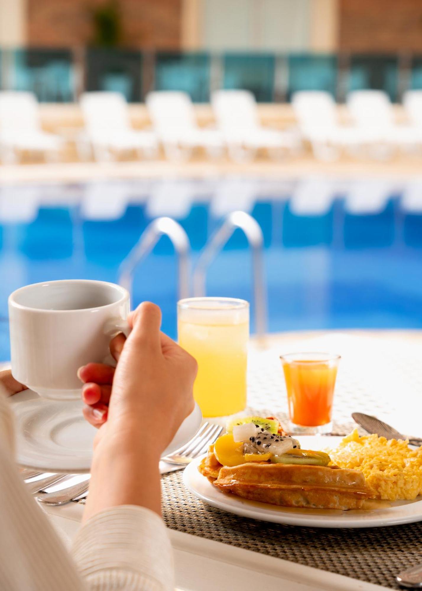 Hotel Dann Carlton Barranquilla Y Centro De Convenciones Eksteriør bilde A breakfast with orange juice